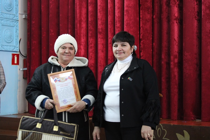 В конце собрания Наиля Илалова вручила Благодарственные письма и подарки отмечающим свои юбилеи и вносящим немалый вклад в развитие села педагогам Фание Ахметзяновой и Миляуше Мифтахутдиновой, индивидуальному предпринимателю Амине Абдуллиной и пенсионеру Сазиде Загрутдиновой.